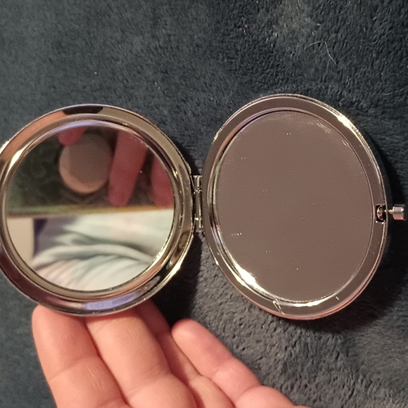 Virgin Mary portrait compact mirror. - Picture 2 of 2